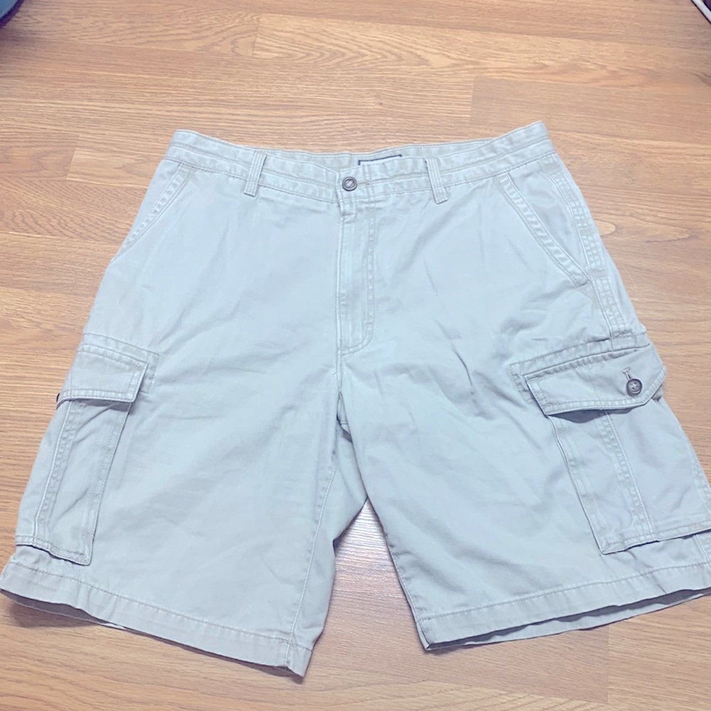 Izod khaki cargo shorts